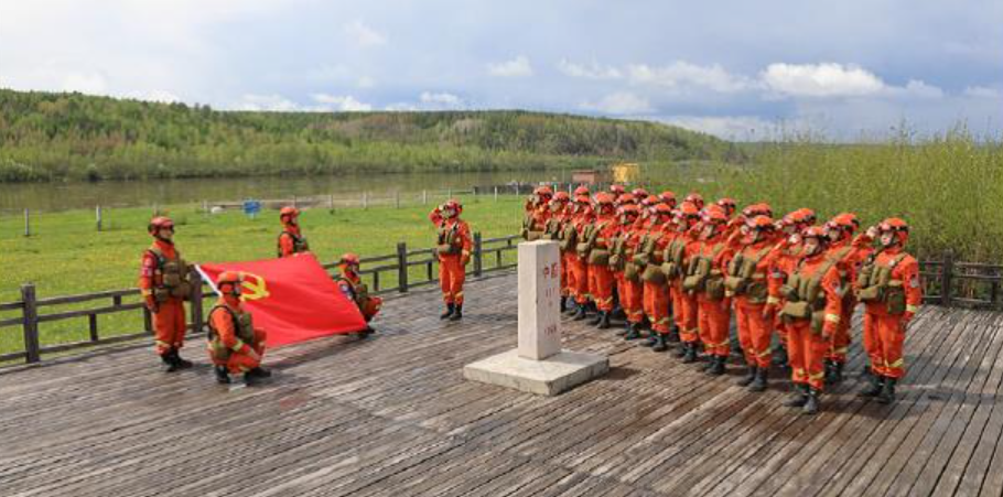 让党旗在防火灭火一线高高飘扬